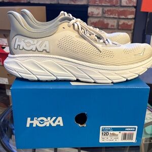 Men's Hoka Arahi 7 Athletic Shoes in Cream and White